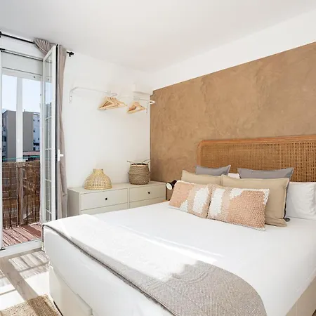Apartment Walk To Ramblas Sun-filled&cozy Barcelona