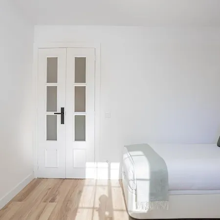 Walk To Ramblas Sun-filled&cozy Apartment