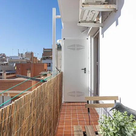 Apartment Walk To Ramblas Sun-filled&cozy Barcelona