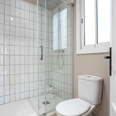 Apartment Walk To Ramblas Sun-filled&cozy Barcelona