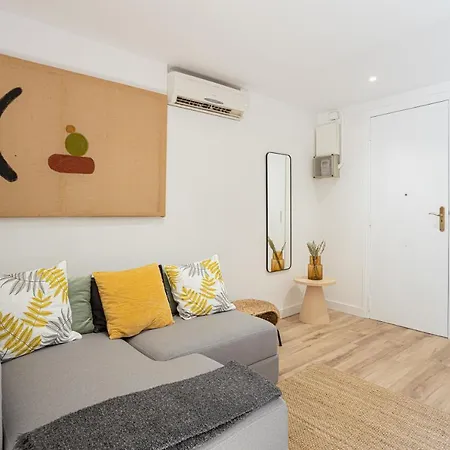 Apartment Walk To Ramblas Sun-filled&cozy Barcelona